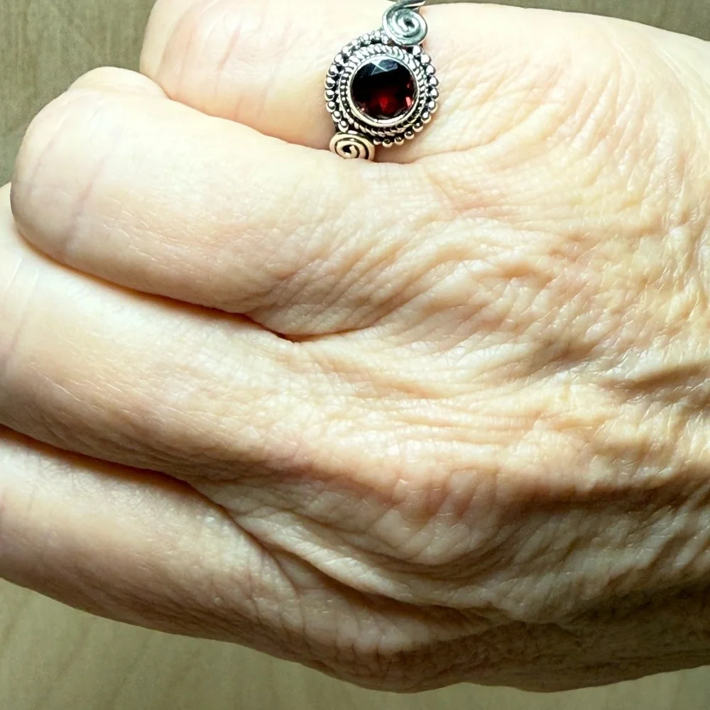 Intricate‎ 925 Sterling Silver Ring with Vibrant Garnet Stone